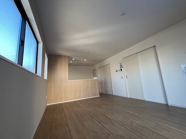 柔らかい光を取り込む壁一面の窓　家具の置き場を選ばなし腰高窓設計が嬉しいです